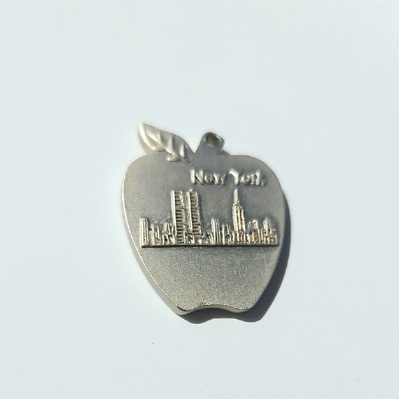 Silver I❤️NY Apple Pendant - Picture 3 of 4